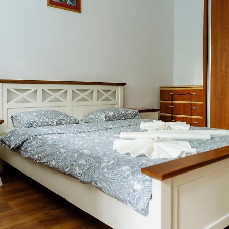 Old Town Historic Apartment With Backyard Mini Park Bucarest Extérieur photo