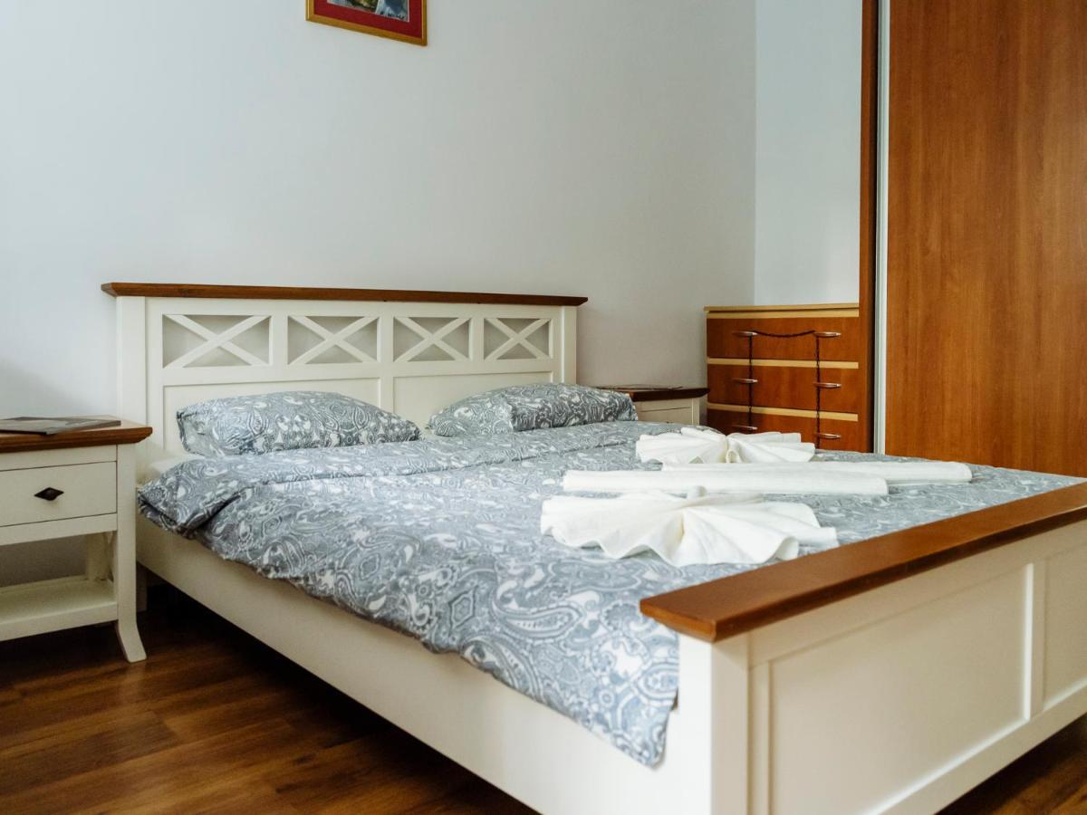 Old Town Historic Apartment With Backyard Mini Park Bucarest Extérieur photo