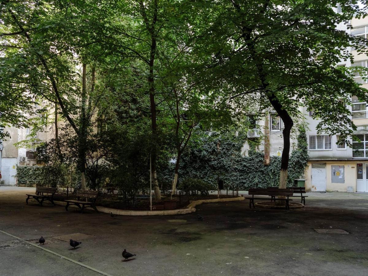 Old Town Historic Apartment With Backyard Mini Park Bucarest Extérieur photo