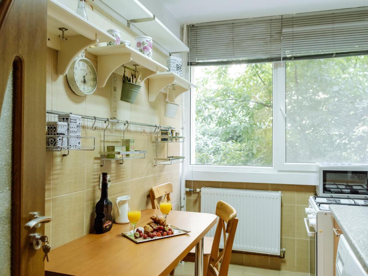 Old Town Historic Apartment With Backyard Mini Park Bucarest Extérieur photo
