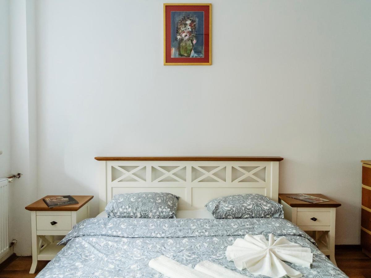 Old Town Historic Apartment With Backyard Mini Park Bucarest Extérieur photo