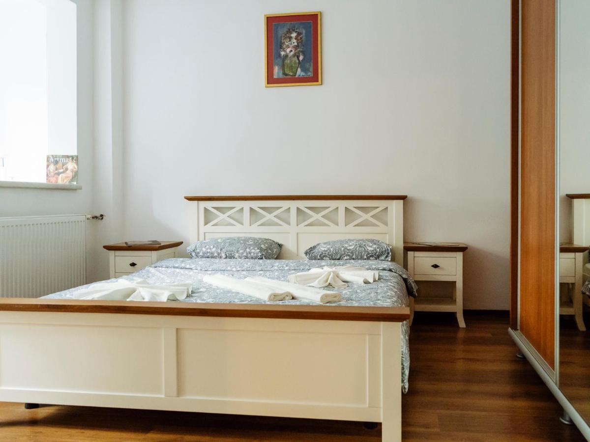 Old Town Historic Apartment With Backyard Mini Park Bucarest Extérieur photo